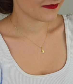 Zawieszka złota damska ZA 1533S 585 – owalny medalik Matka Boska Niepokalana. Wymiary 1,6 cm x 0,7 cm, waga 0,51 g. Subtelny i elegancki dodatek, idealny na prezent (1).JPG